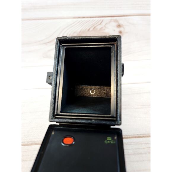 Vintage 1950s Tower 120 B2 Film Camera Flash Kit W/ Bulbs - Picture 10 of 16